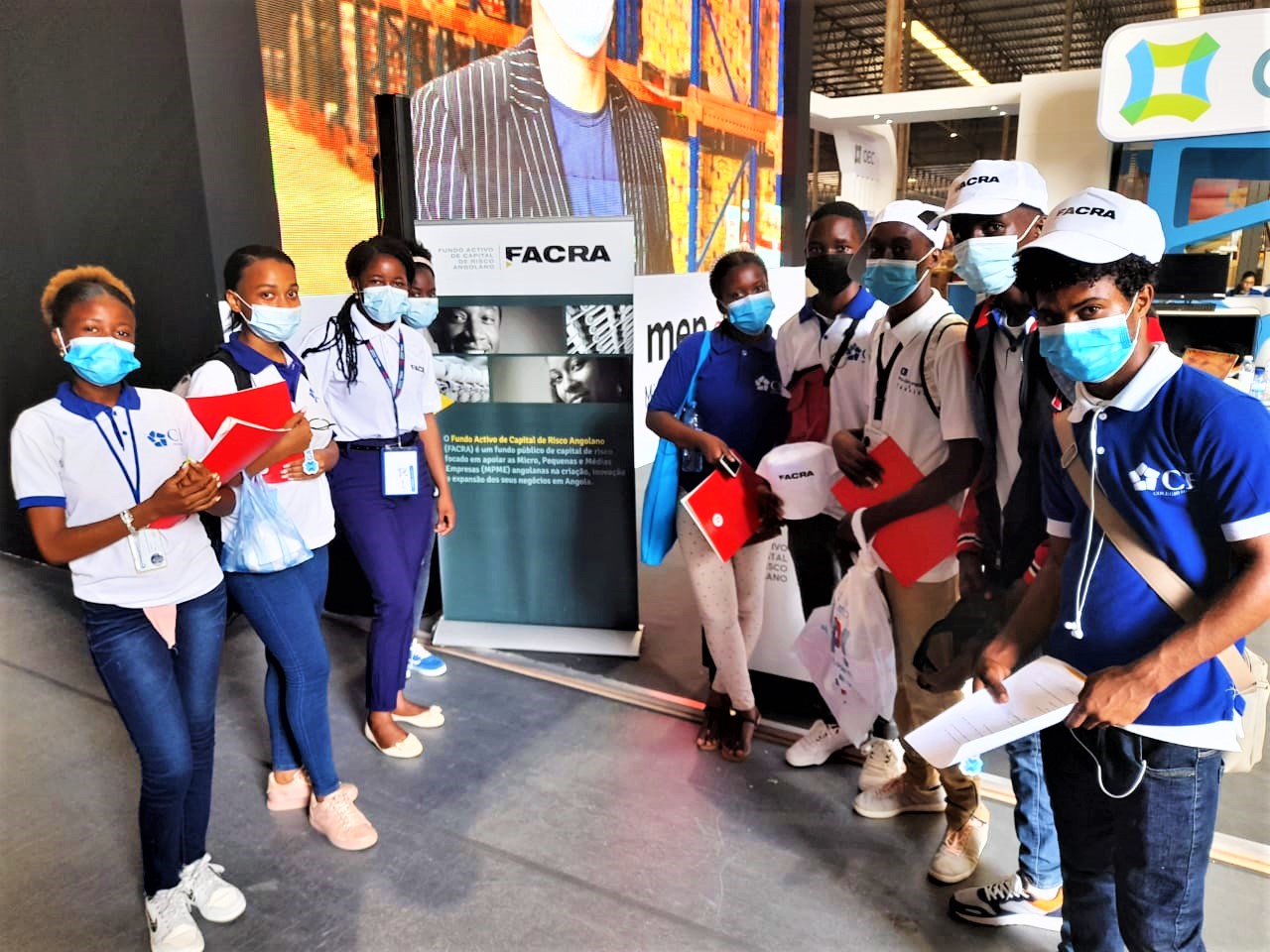 Estudantes do curso de Gestão Empresarial visitam stand do FACRA durante a FILDA.